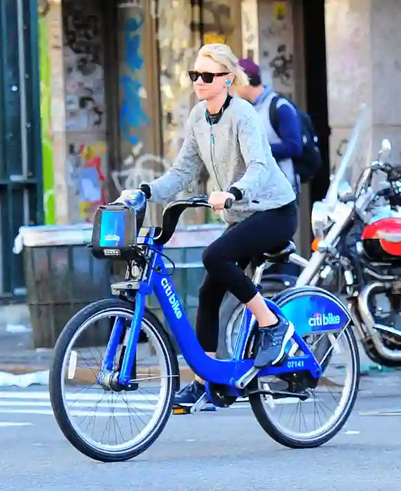 Die Schauspielerin Naomi Watts auf dem Fahrrad