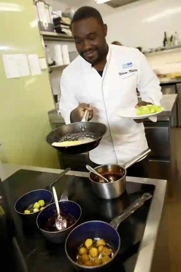 Nelson Müller in der Küche von seinem eigenen Restaurant „Schote"