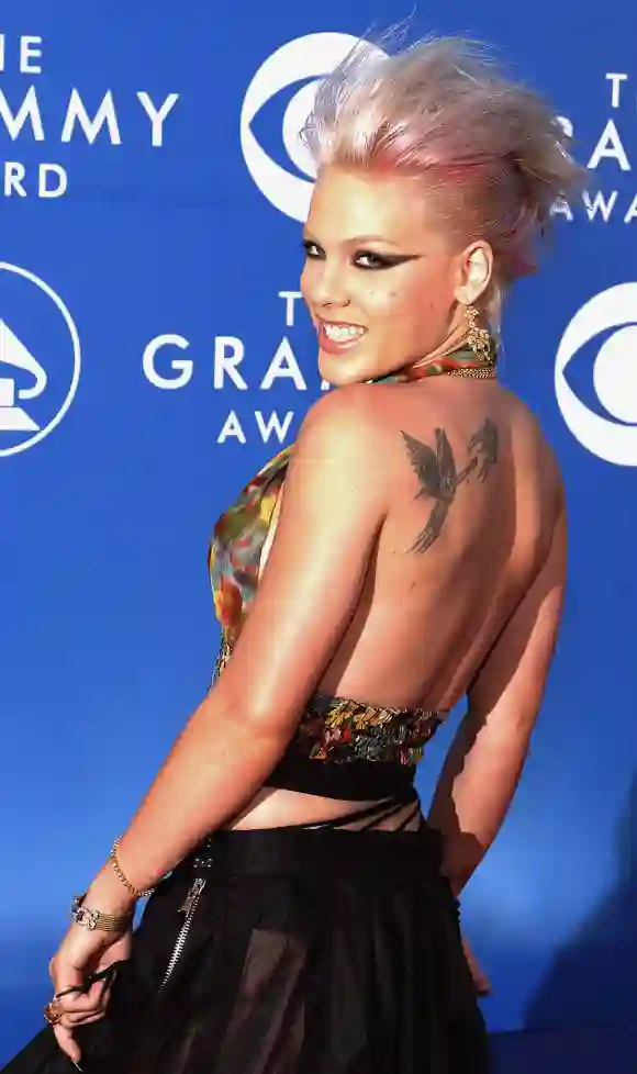 Pink kommt am 27. Februar 2002 zur 44. jährlichen Grammy-Verleihung in Los Angeles, CA.
