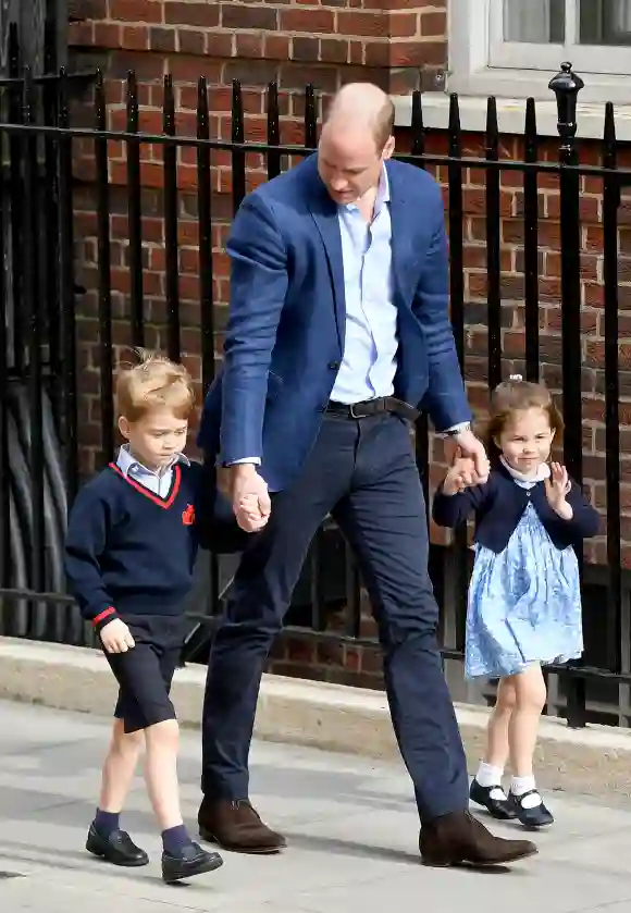 Prinz William, Herzog von Cambridge, kommt mit Prinz George und Prinzessin Charlotte im Lindo-Flügel an, nachdem Catherine, Herzogin von Cambridge, ihren Sohn im St. Mary's Hospital zur Welt gebracht hat