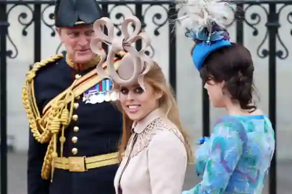 LONDON, ENGLAND - 29. APRIL: Prinzessin Beatrice von York (L) und ihre Schwester Prinzessin Eugenie von York treffen am 29. April 2011 in der Westminster Abbey in London, England, ein, um an der königlichen Hochzeit von Prinz William und Catherine Middleton teilzunehmen. Die Trauung des zweiten britischen Thronfolgers wird vom Erzbischof von Canterbury geleitet. 1900 Gäste, darunter ausländische Mitglieder der königlichen Familie und Staatsoberhäupter, werden der Trauung beiwohnen. Tausende von Gratulanten aus der ganzen Welt sind ebenfalls nach London gekommen, um das Spektakel und den Prunk der königlichen Hochzeit mitzuerleben (Foto: Chris Jackson/Getty Images).