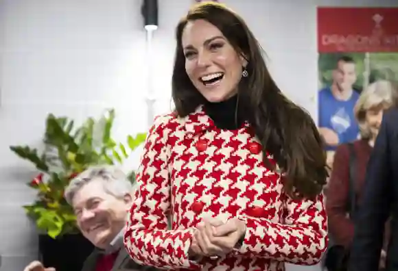 Prinzessin Kate Mutterschaftsmantel rot weiß Hahnentritt Prinz William schwanger Prinz Louis