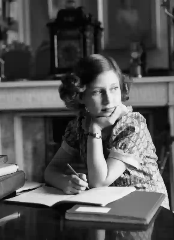 Prinzessin Margaret Rose studiert am 22. Juni 1940 im Schulzimmer auf Schloss Windsor.