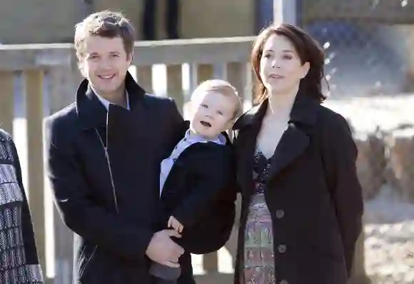 Prinz Frederik und Mary von Dänemark begleiten ihren Sohn Prinz Christian an seinem allerersten Tag im Kindergarten