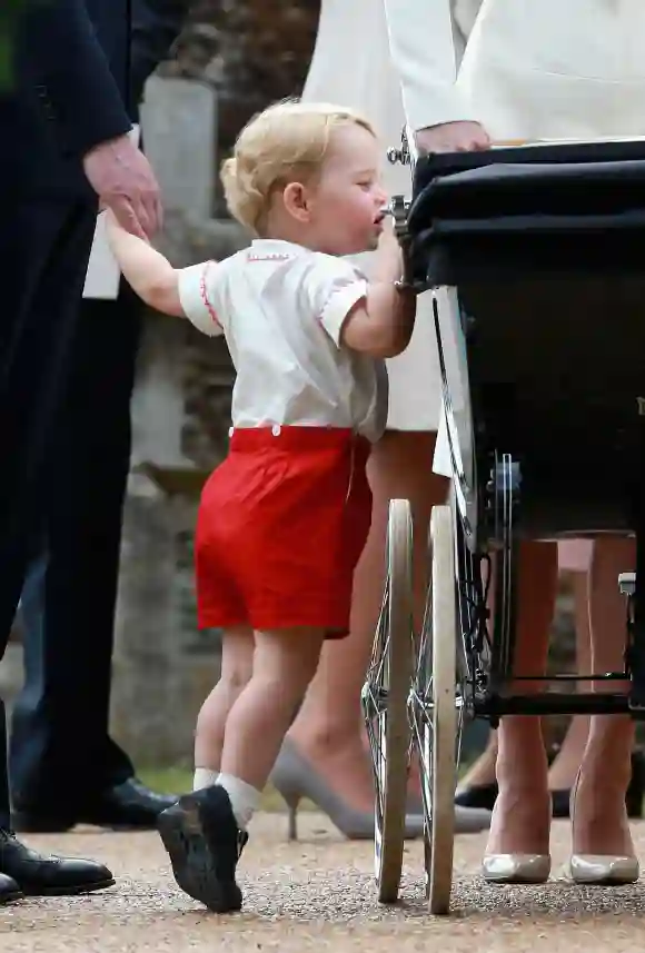 Prinz George am Kinderwagen von Prinzessin Charlotte