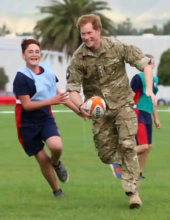 Prinz Harry spielte mit Schülern Rugby