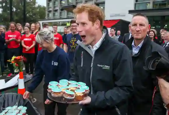 Prinz Harry wird in Neuseeland mit Kuchen überrascht