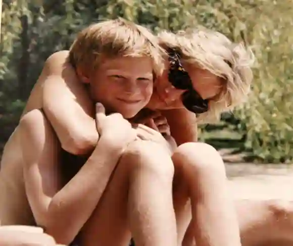 Ein privates Foto vom jungen Prinz Harry gemeinsam mit seiner Mutter Lady Diana