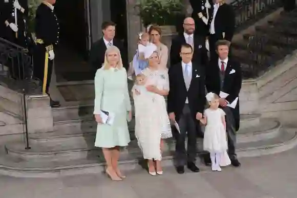 Prinz Oscar und seine Taufpaten: Frederik von Dänemark, Prinzessin Mette-Marit von Norwegen, Prinzessin Madeleine, Oscar Magnuson und Hans Åström im Drottningholm Palast