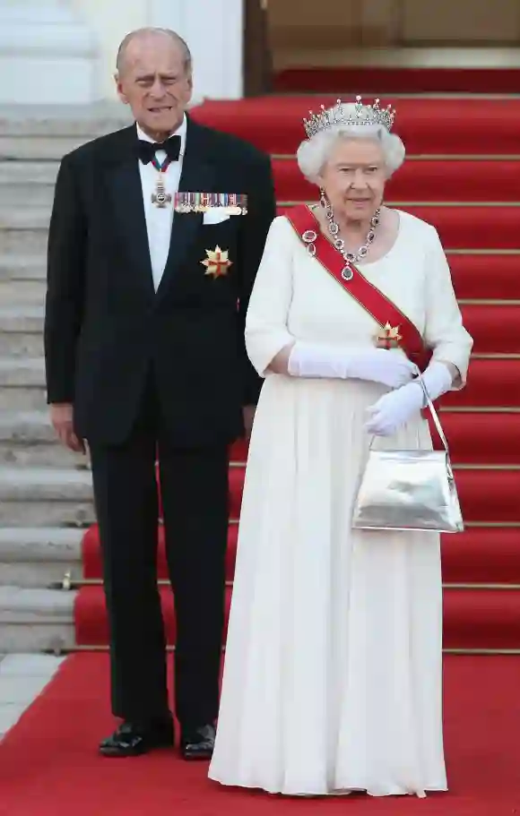 Prinz Philip und Königin Elisabeth II. vor dem Schloss Bellevue