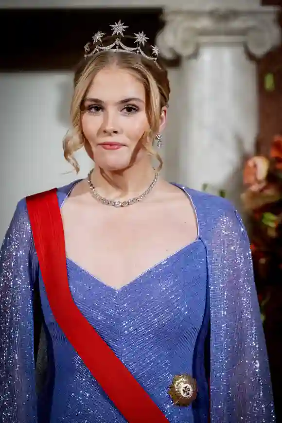 prinzessin amalia kleid auftritt krone