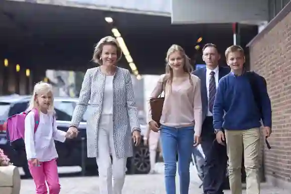 Königin Mathilde aus Belgien begleitet ihre Sprösslinge Prinzessin Eleonore, Prinzessin Elisabeth und Prinz Gabriel zur Schule