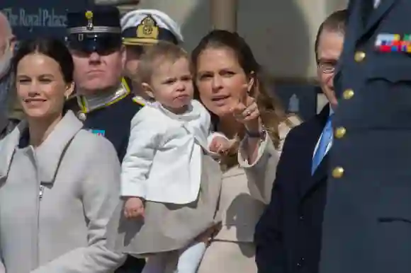 Die schwangere Prinzessin Madeleine mit ihrer Tochter Prinzessin Leonore auf dem Geburtstag von König Carl Gustaf von Schweden
