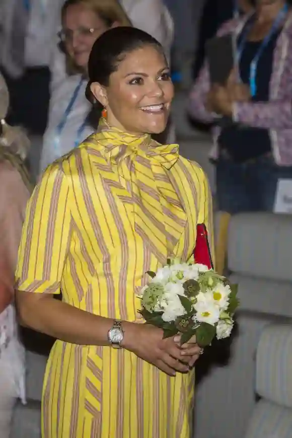 Prinzessin Victoria in einem bananengelben Kleid