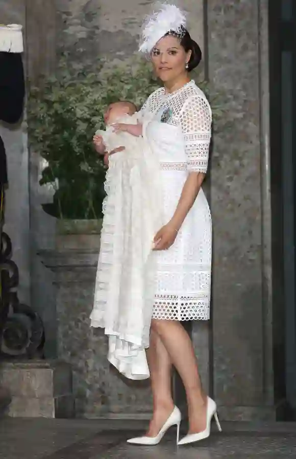 Prinz Oscar und seine Mama Prinzessin Victoria an seiner Taufe am 27. Mai 2016