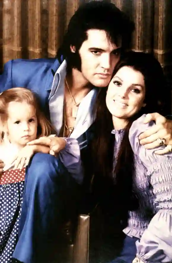 Elvis und Priscilla Presley mit ihrer Tochter Lisa Marie Presley im Jahr 1970