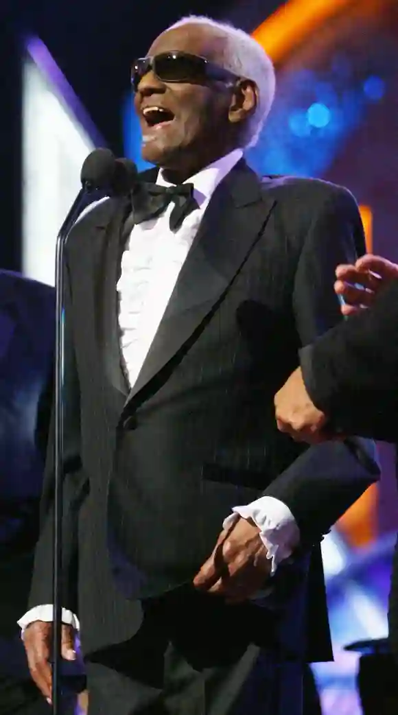 Ray Charles besucht die 35. jährlichen NAACP Image Awards 2004