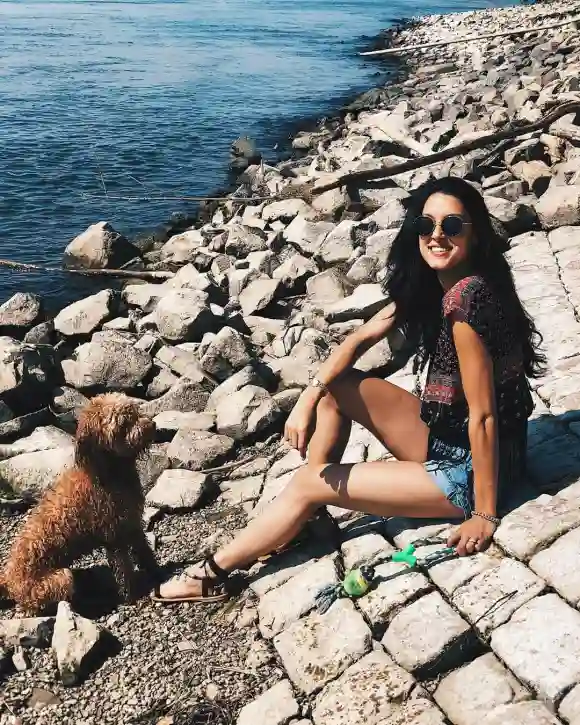 Rebecca Mir mit ihrem Hund Macchia