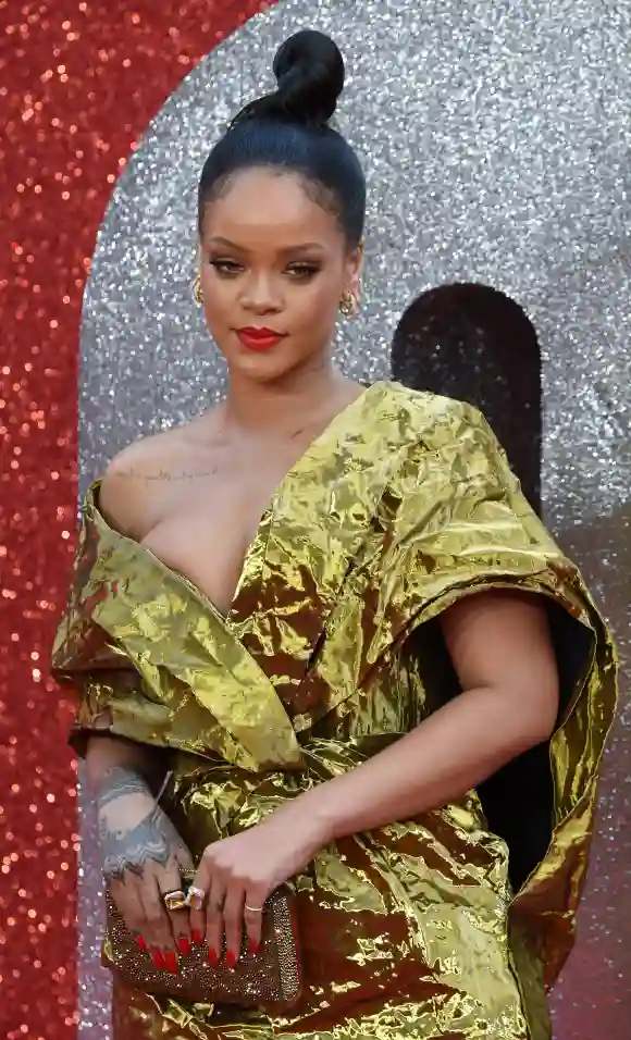 Rihanna trägt eine hohe Dutt-Frisur