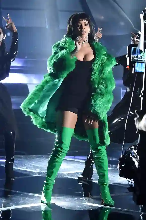 Rihanna performt bei den iHeart Radio Awards 2015
