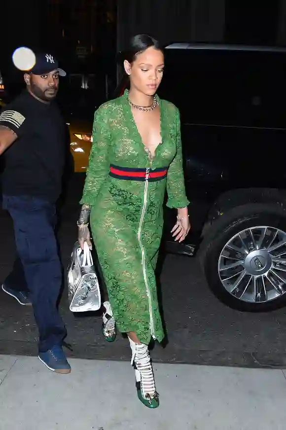 Rihanna freizügig im Gucci-Dress