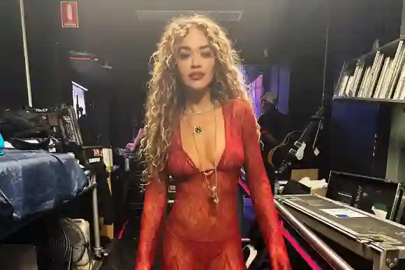 Rita Ora durchsichtiges Kleid rot