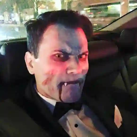 Rocco Stark feiert Halloween als Vampir Verkleidung