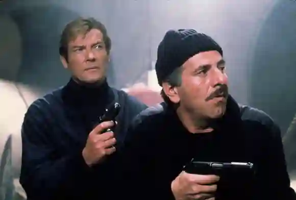 Roger Moore und Chaim Topol in „James Bond 007 – In tödlicher Mission“