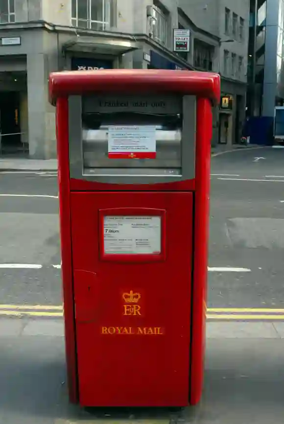 Roter Briefkasten der Royal Mail in London