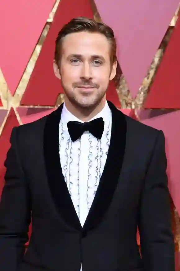 Ryan Gosling im adretten Anzug mit Fliege und ausgefallenem Hemd
