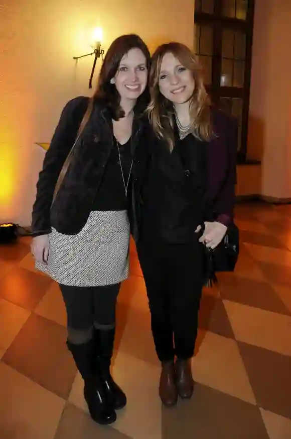 Sabine Bohlmann (r.) spricht "Lisa" und "Maggie"