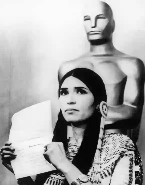 Sacheen Littlefeather hält eine schriftliche Erklärung des Schauspielers Marlon Brando in der Hand, in der er seinen Oscar als Bester Hauptdarsteller auf der Bühne bei den Academy Awards ablehnt.