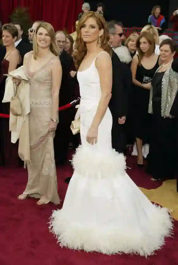 Mit diesem Outfit schockte die Schauspielerin im Jahr 2004 bei den Oscars Roter Teppich Award Preisverleihung schlimmste Outfits