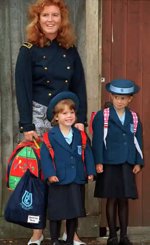 Prinzessin Eugenies bei ihrem ersten Schultag gemeinsam mit Mama Sarah Ferguson und Schwester Prinzessin Beatrice