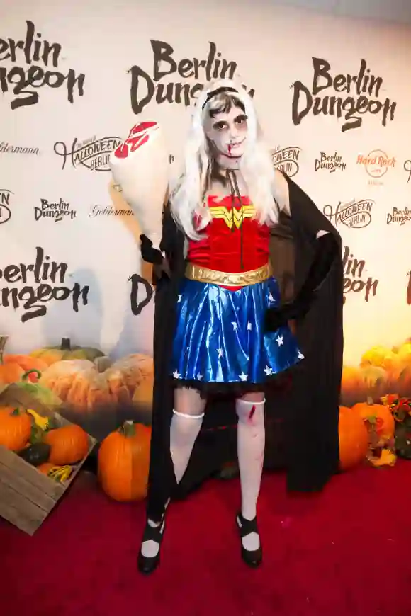 Sarah Knappik an Halloween 2015