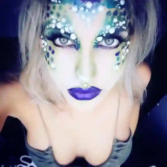Playmate Sarah Nowak mit ihrem sexy Halloween-Make-up