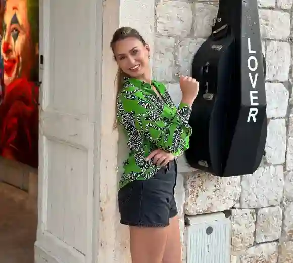 11 Fotos, die zeigen, wie schön die „Bares für Rares“-Frauen sind