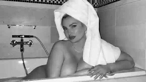 Sarina Nowak in der Badewanne