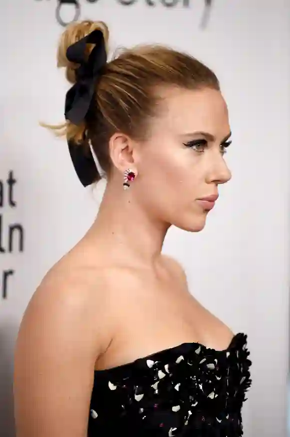 Scarlett Johansson trägt einen hohe Dutt-Frisur