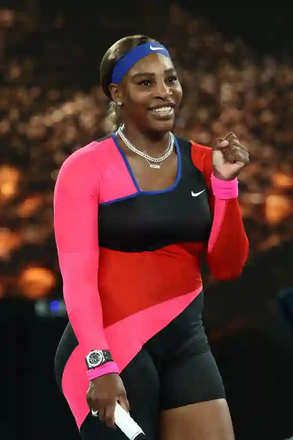 Serena Williams feiert beim Australian Open 2021 ihren Sieg im Viertelfinale gegen Simona Halep