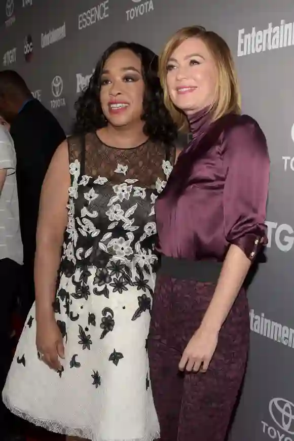 Drehbuchautorin Shonda Rhimes mit Schauspielerin Ellen Pompeo 2015