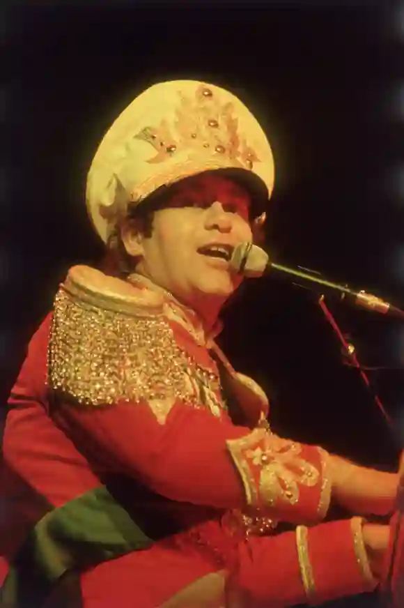 Elton John bei einem Auftritt 1982
