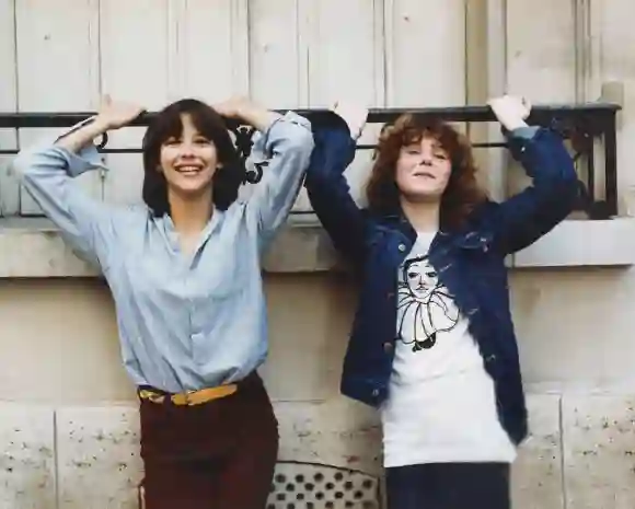 Sophie Marceau alias „Vic Beretton“ und Sheila O'Connor alias „Pénélope“ aus „La Boum“