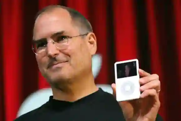 Steve Jobs, CEO von APPLE, kündigt einen Video-iPod an, der Musikvideos, Video-Podcasts, Pixar-Kurzfilme und beliebte Fernsehsendungen abspielt.