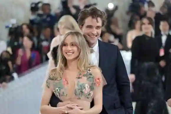 Suki Waterhouse und Robert Pattinson bei der Met Gala 2023