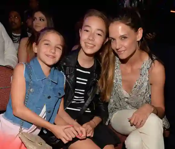 Suri Cruise mit Mama Katie Holmes bei den Kids Choice Awards