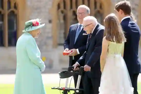Königin Elisabeth II. in Windsor Castle am 17. Juli 2020: Captain Tom Moore wird zum Ritter geschlagen