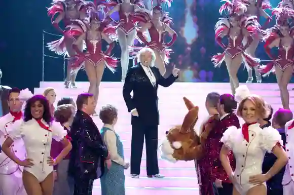 Thomas Gottschalk mit den Darstellern des Musicals Kein Pardon