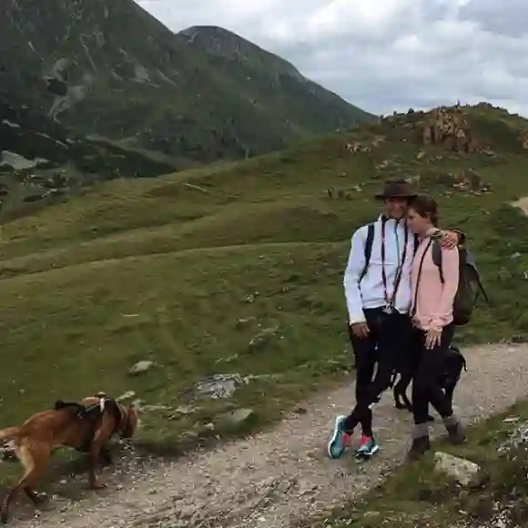 Thomas Müller genießt seinen letzten Urlaubstag gemeinsam mit seiner Frau und seinen Hunden