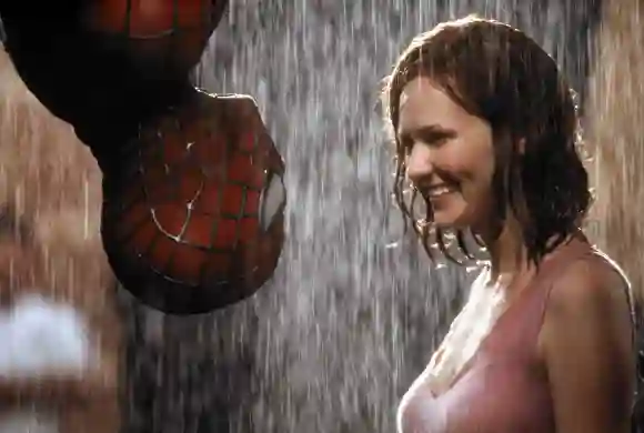 Tobey Maguire und Kirsten Dunst in der legendären Kuss-Szene in „Spider-Man“